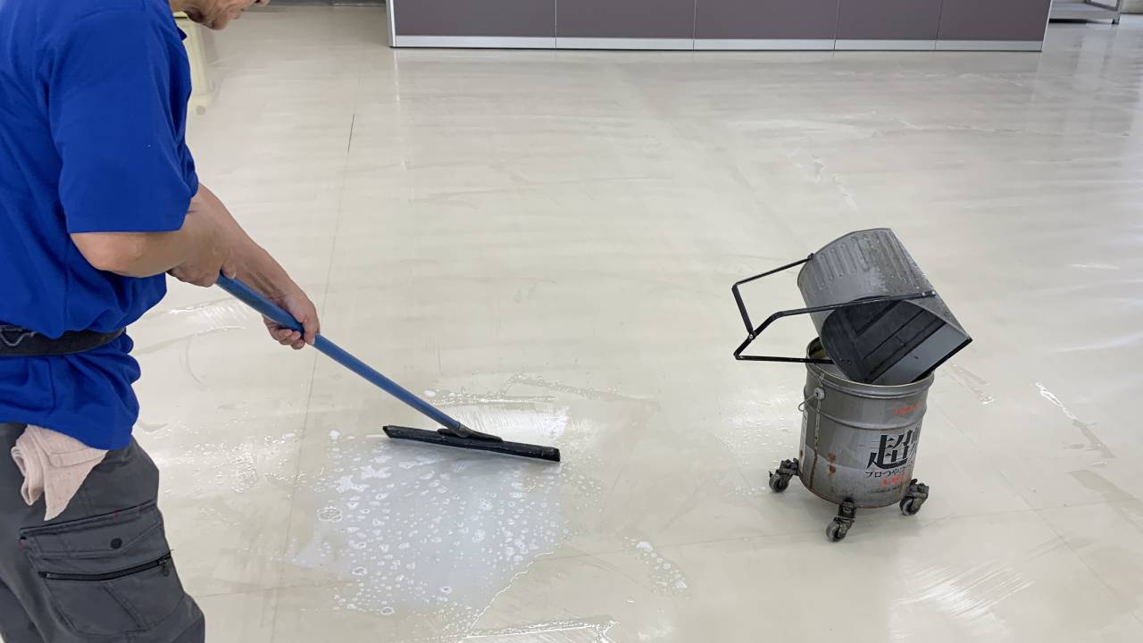 株式会社エコサービス｜清掃風景　ワックス剥離作業の画像