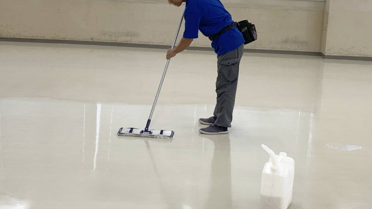 株式会社エコサービス｜清掃風景　ワックス塗布の画像