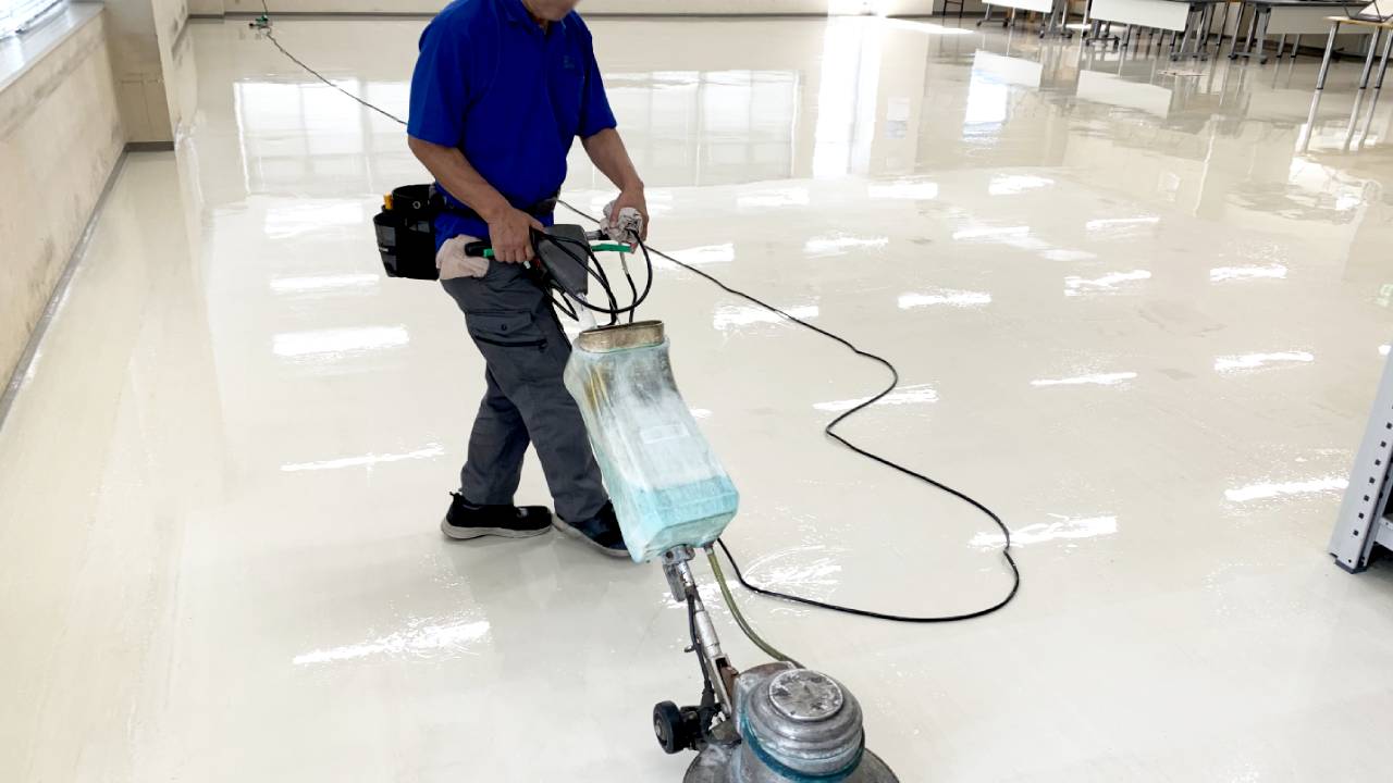 株式会社エコサービス｜清掃風景　仕上げのポリッシャー作業の画像