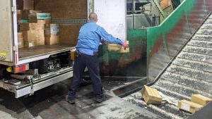 株式会社エコサービス｜機密文書処理のフロー画像｜荷降ろしの画像