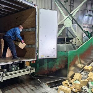 株式会社エコサービス｜機密文書処理の搬入中画像